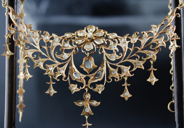 (image for) AN ANTIQUE 18K GOLD INTAN NECKLACE